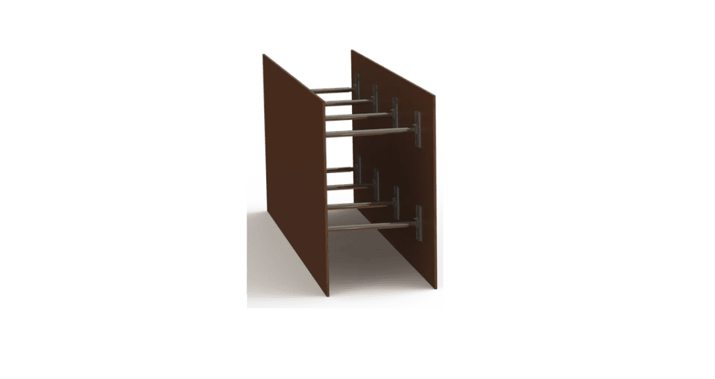 Porte industrielle marron foncé à deux battants avec des renforts en acier horizontaux, conçue pour sécuriser les zones de stockage ou les entrées de machinerie lourde dans un environnement industriel.