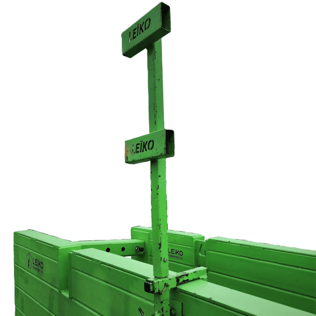 Garde-corps vertical vert avec plusieurs plaques portant le logo de Leïko Équipements, attaché à un bac de rangement industriel vert, suggérant une zone de repérage pour l'équipement ou la direction au sein d'un environnement de travail.