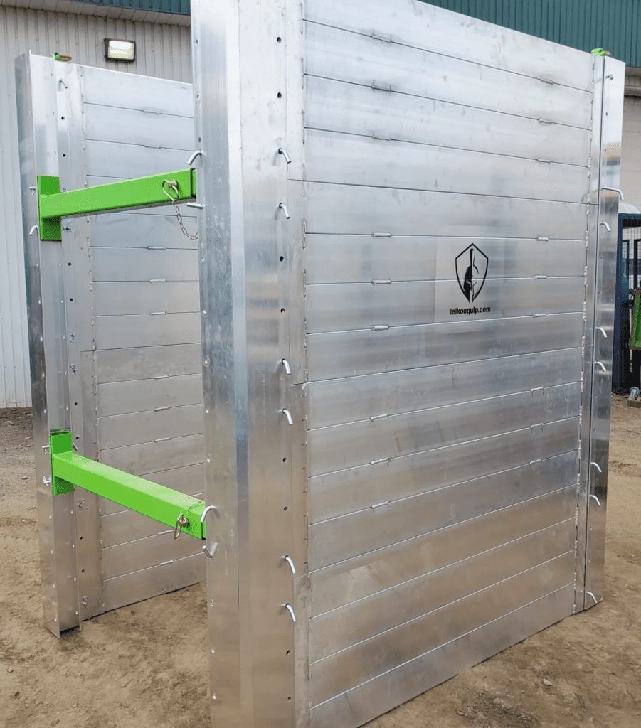 Porte de sécurité en métal argenté avec des barres de renforcement vertes, équipée d'une poignée de verrouillage, et marquée avec le logo de Leiko Équipements, prête à être installée sur un site industriel.