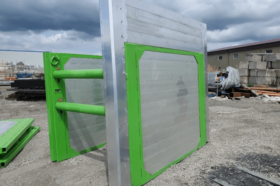 Porte de sécurité industrielle en métal bicolore, avec une base verte et des barres horizontales argentées, renforcée pour résister dans un environnement de travail exigeant.