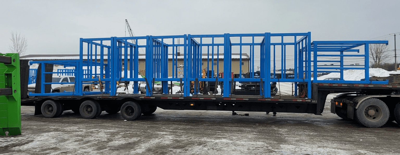 Un camion-remorque est chargé de composants pour les systèmes d'étançonnement d'Équipements Leïko. Le camion est garé dans une zone industrielle avec de la neige au sol, indiquant une activité continue même pendant les mois d'hiver.